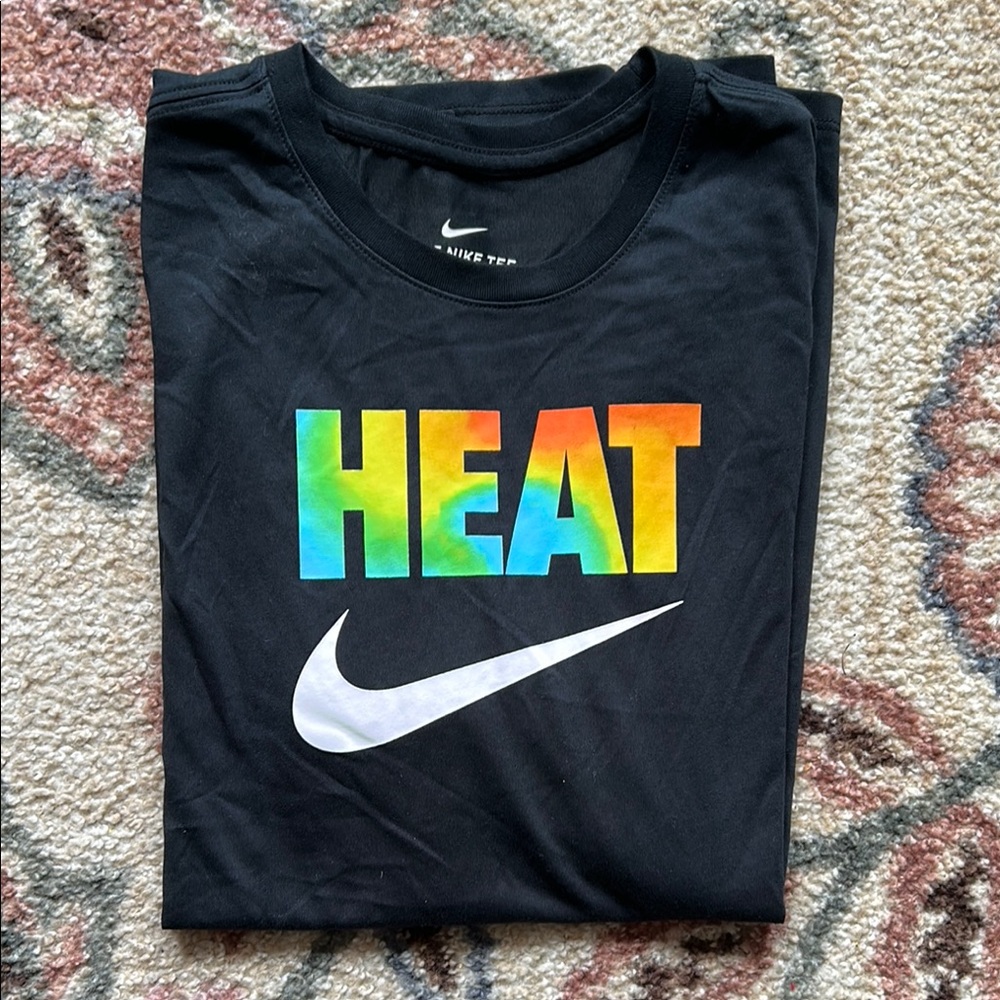 Large Nike Black 'HEAT' Graphic T-Shirt